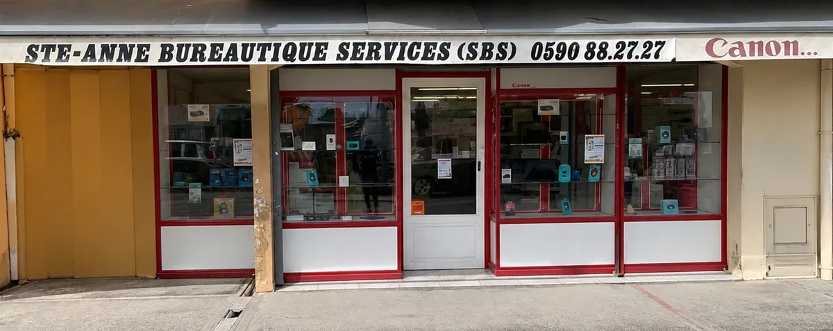 Devanture de Sainte-Anne Bureautique Services : vitrine rouge et blanche, enseigne SBS 0590 88 27 27